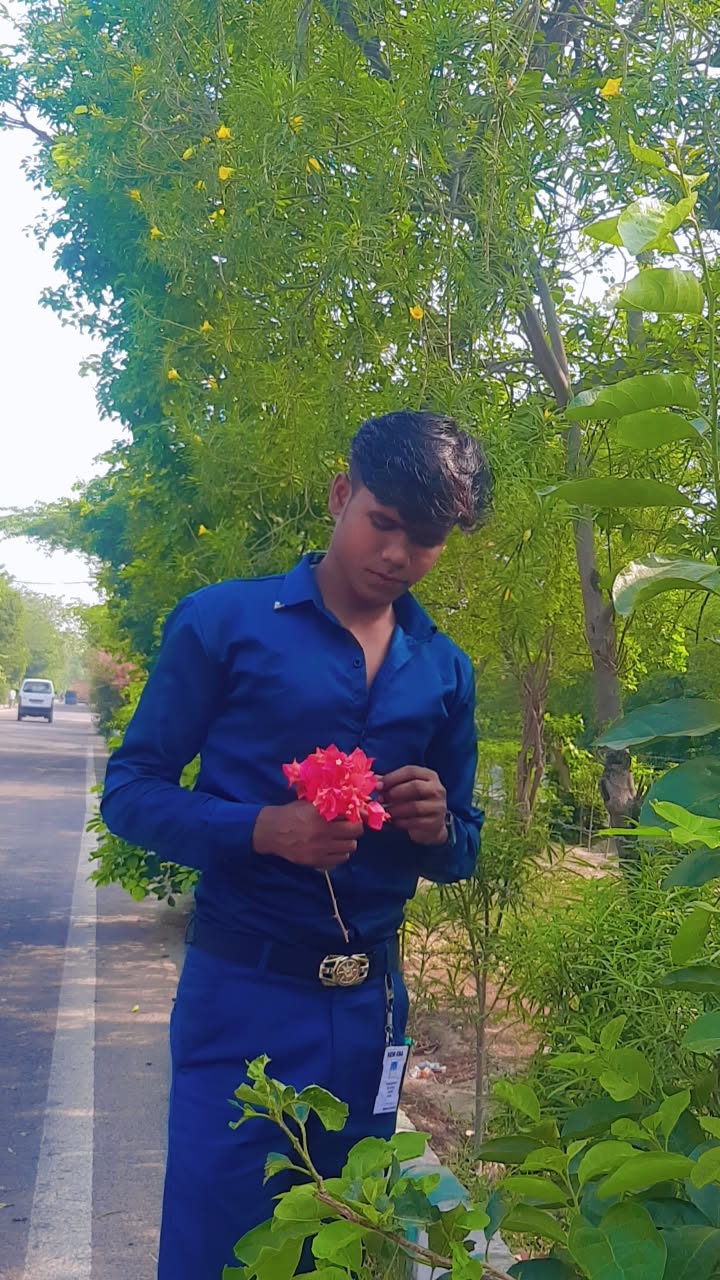 हो फूल मैं भेजूं दिल ये करता है